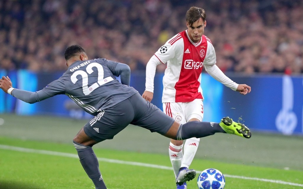 包含皇家马德里内部会议纪要流出：赛后伤情更新，荷甲使命明确，阵容厚度经受考验的词条