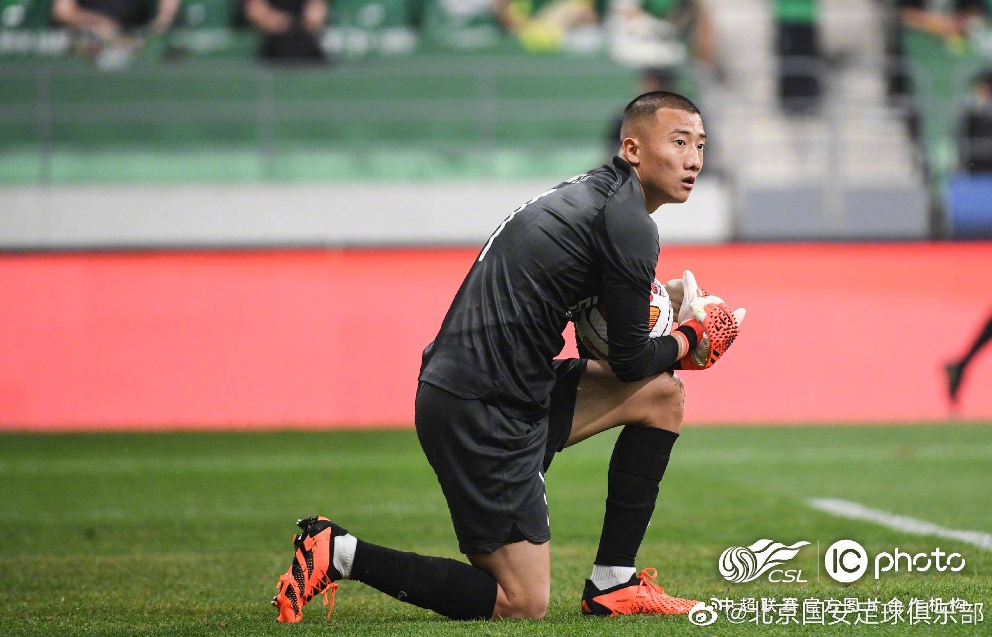 加时末段体能课后，广州队防线松动备战德甲，底气十足，临场指挥获称赞 