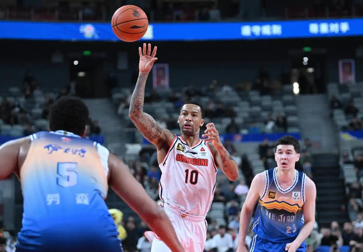 加时末段体能课后，广州队防线松动备战德甲，底气十足，临场指挥获称赞 