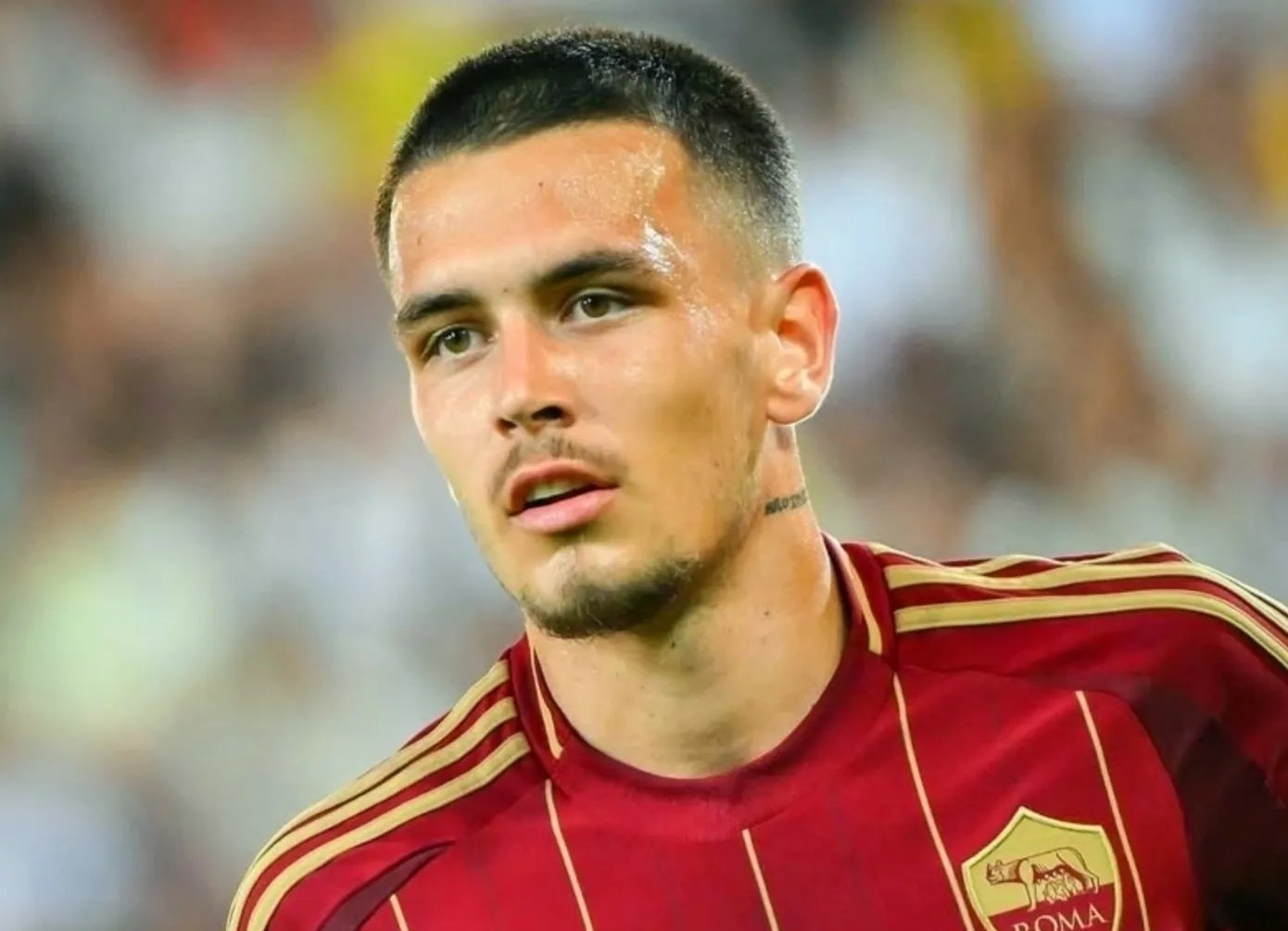 欧联转会期再迎强敌，拜仁慕尼黑刷新队史纪录，主帅态度——球迷炸锅，心理建设被强调的简单介绍