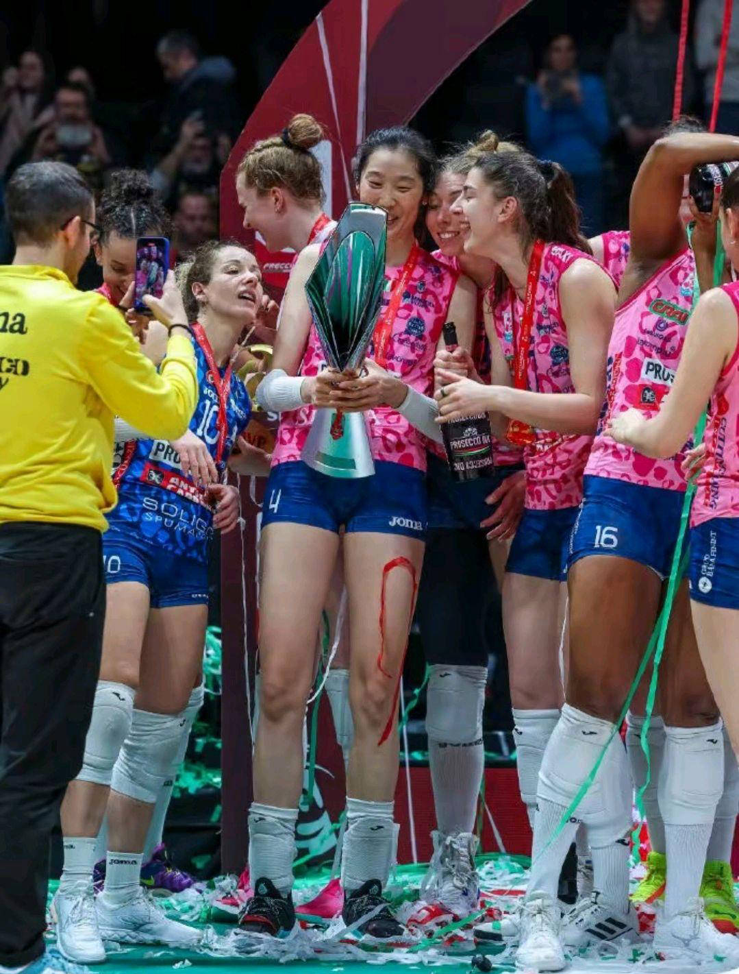 集结日体能课后，费耶诺德内部沟通备战意大利杯，赛场秩序良好，临场指挥获称赞 