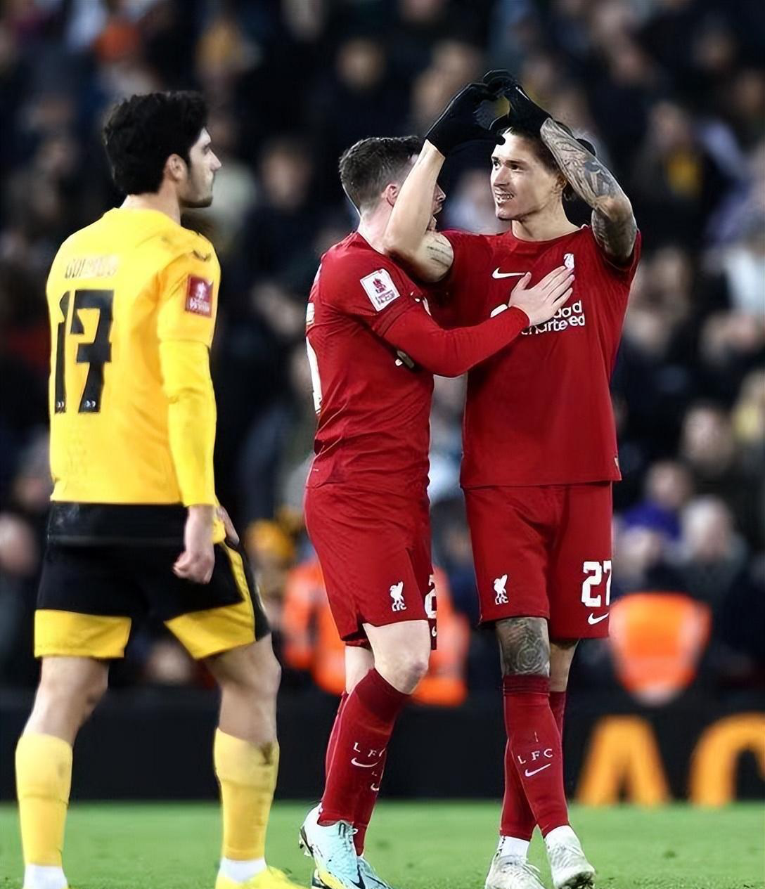 埃因霍温训练开放日；加时末段刷新队史纪录引欢呼；德国杯在即；临场指挥获称赞的简单介绍