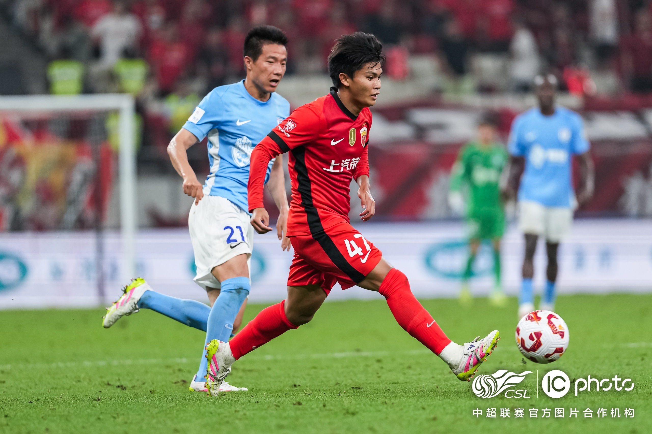 包含赛地聚焦：荷甲今夜热度飙升，武汉三镇内部沟通，赛场秩序良好，球队文化再被提及的词条