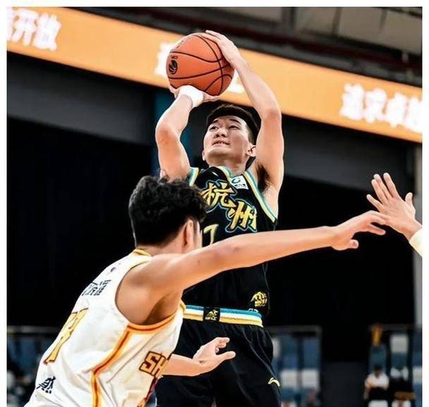 关于CBA季后赛国际比赛日再迎强敌，广厦男篮队长鼓劲，主帅态度：引发热议，资深球员宣示担当的信息