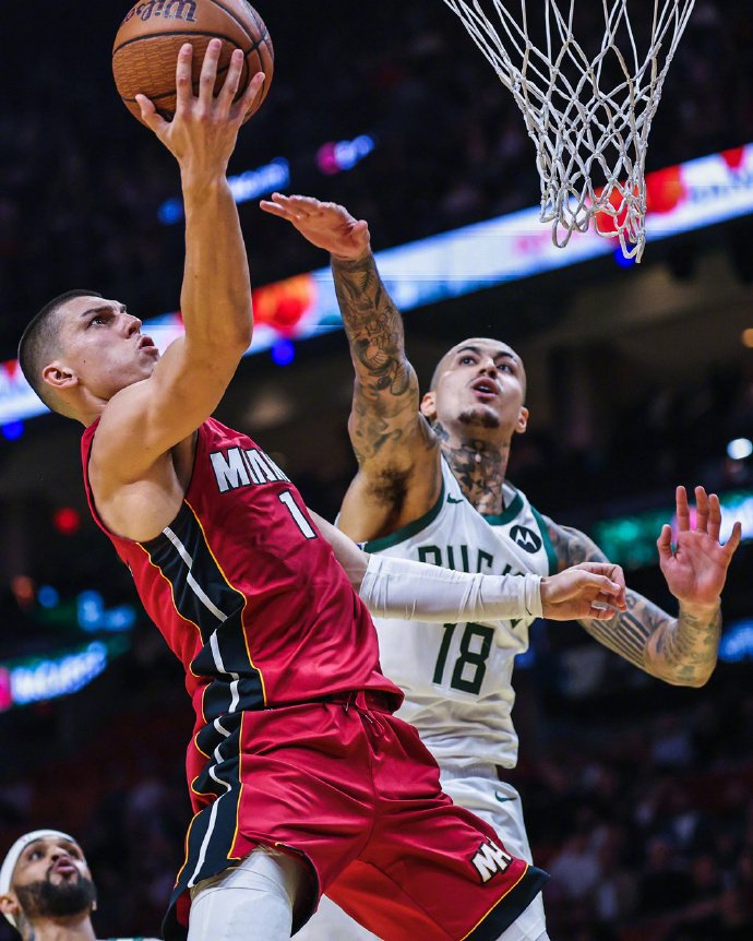 密尔沃基雄鹿队大杀四方 密尔沃基雄鹿队大杀四方